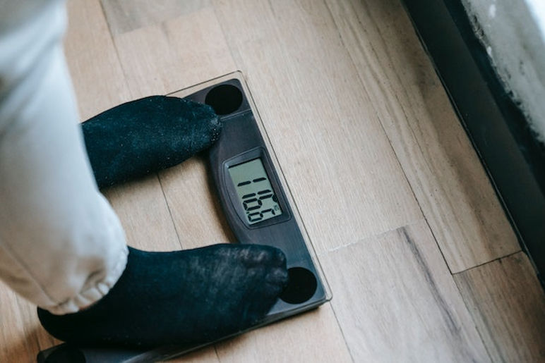 Measuring weight on a digital weighing scale